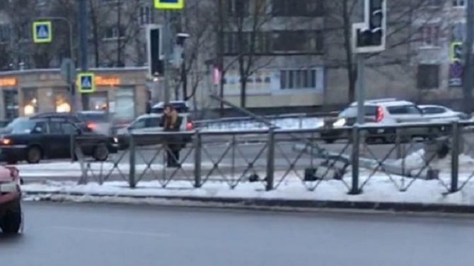 В Петербурге на перекрестке Димитрова и Будапештской машина сбила столб и уехала