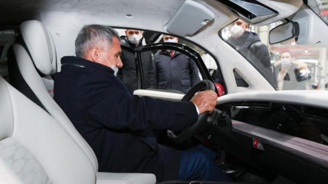 Президент Татарстана испытал электромобиль «Кама-1»