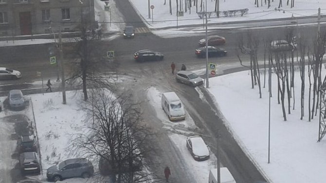 На улице Новостроек в Петербурге произошли два ДТП в одном месте