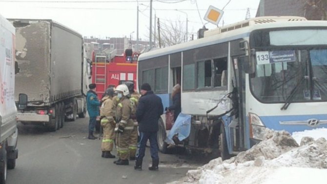 Рейсовый автобус столкнулся с фурой в Челябинске