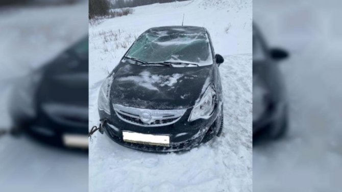 Автомобиль «Опель Корса» в Смоленской области слетел в кювет и опрокинулся