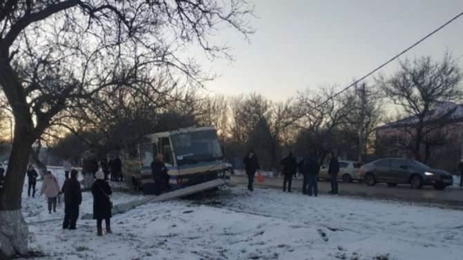 Пассажирский автобус столкнулся с экипажем ДПС в Крыму