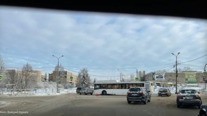 Авария в Череповце с участием легковушки и автобуса заблокировала перекресток