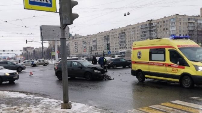 В Петербурге на перекрестке Культуры и Просвещения столкнулись автомобили