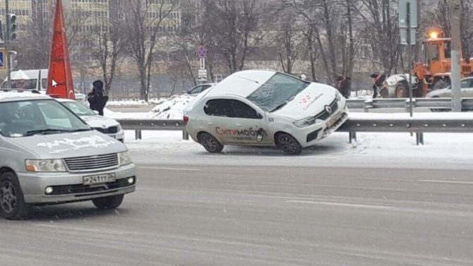 В Воронеже такси сбило женщину и вылетело на ограждение