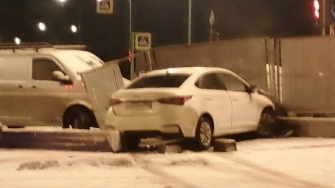 В Петербурге пьяный водитель «Соляриса» врезался в забор