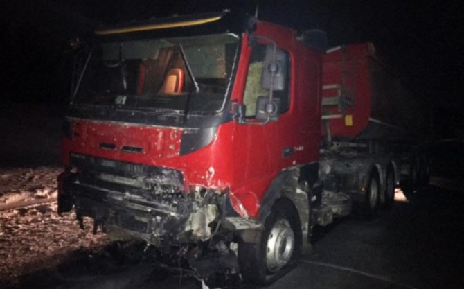 Два человека погибли в Новосибирской области при столкновении грузовика с иномаркой_2
