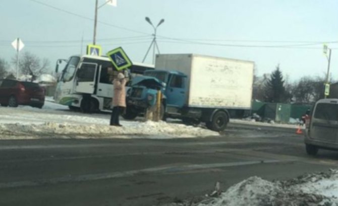 Пассажирский автобус с Омске столкнулся с грузовиком_2