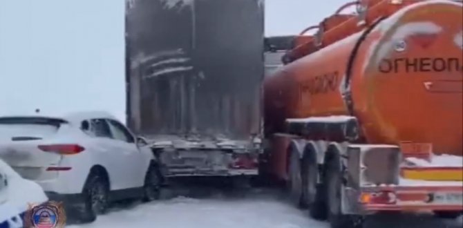 Шесть автомобилей под Красноярском стали участниками сразу трех аварий_2