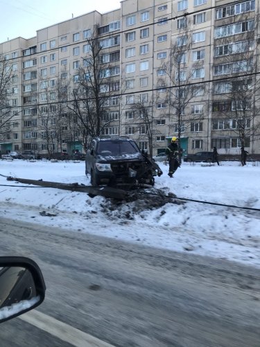 На Шлиссельбургском проспекте в Петербурге иномарка врезалась в столб (1)