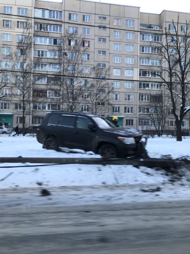 На Шлиссельбургском проспекте в Петербурге иномарка врезалась в столб (2)