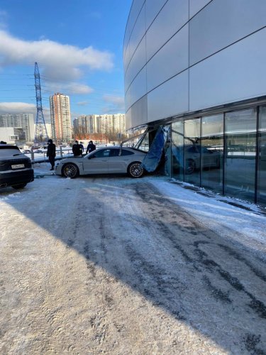 Блогер Михаил Литвин на спорткаре Porsche протаранил салон (2)