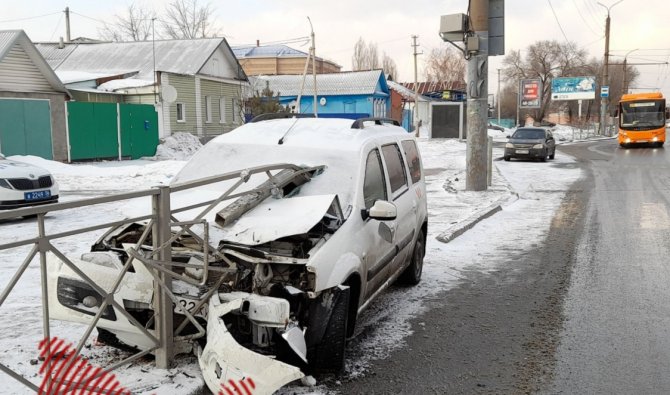 Протаранив ограждение, таксист в Оренбурге чудом остался жив_2