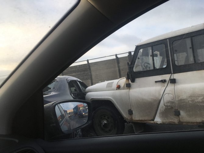 Три автомобиля столкнулись на КАД в Петербурге (1)