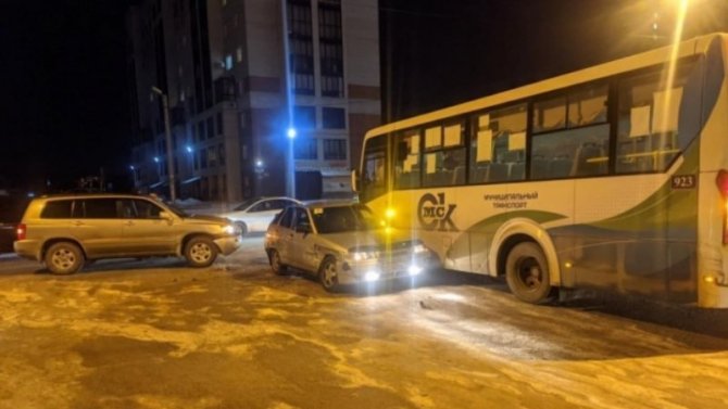 В тройное ДТП попал пассажирский автобус в Омске