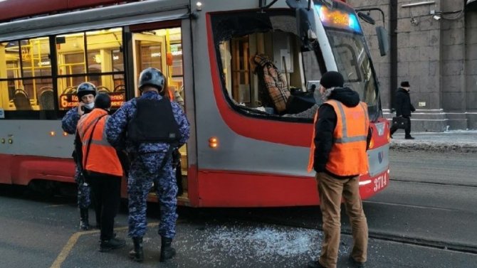 В Петербурге женщина напала на трамвай