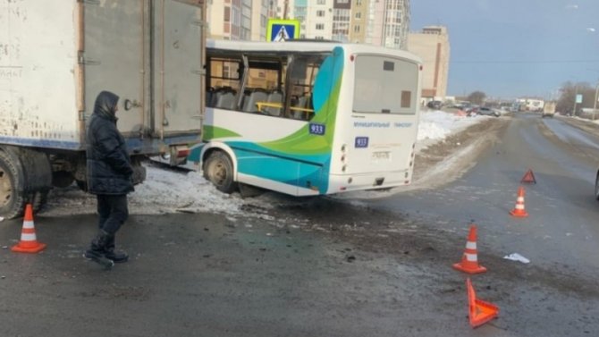 Пассажирский автобус с Омске столкнулся с грузовиком