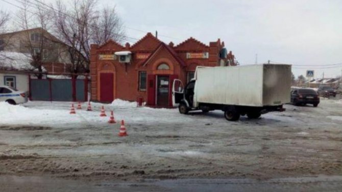 Газуя задним ходом, водитель ГАЗа в Оренбуржье сбил пешехода