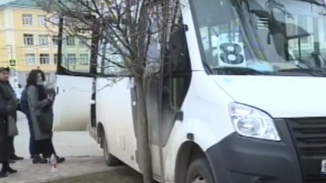 «Ниссан» столкнулся с маршруткой в Ставрополе, пострадал пассажир