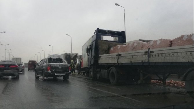 Два грузовика и легковушка столкнулись на КАД в Петербурге