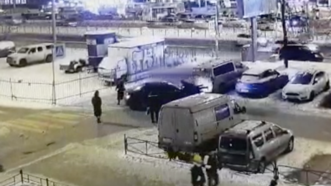 На севере Петербурга водитель BMW провез на капоте полицейского