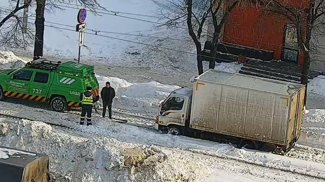 В Москве стали застревать автомобили на рельсах — причина в снегопадах, но водителей всё равно ждут штрафы