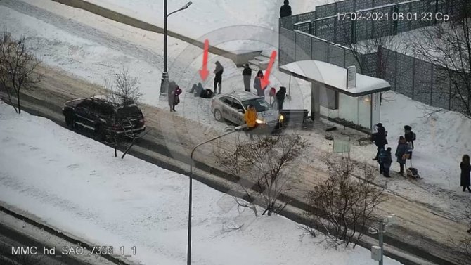 В Москве легковушка врезалась в остановку – пострадал человек