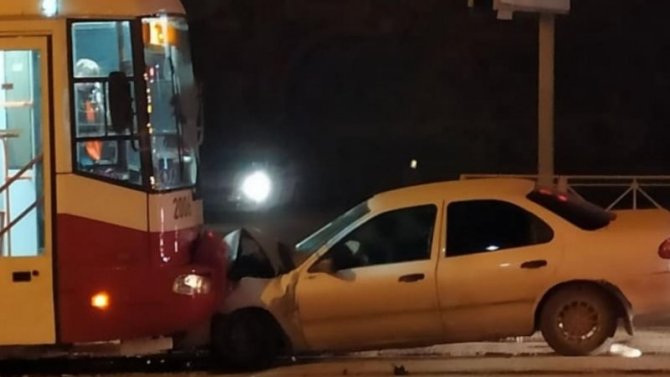 Пьяный водитель не смог объехать трамвай, что привело к гибели его пассажира