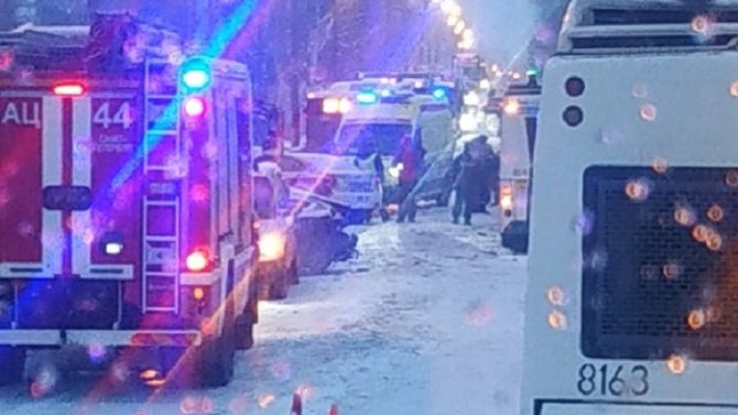 На Петрозаводском шоссе в Петербурге столкнулись автобус и три машины