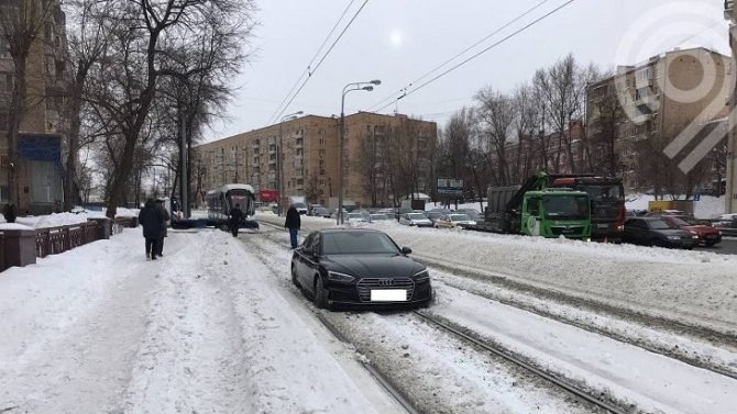 Водитель перекрыл трамвайное движение на Варшавском шоссе в Москве