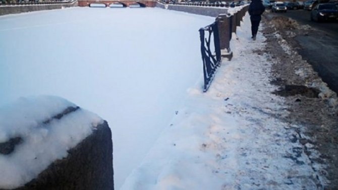 В Петербурге на Фонтанке автомобиль выбил кусок ограды и уехал