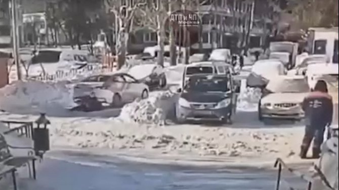 В Москве автомобиль протащил пешехода по снегу
