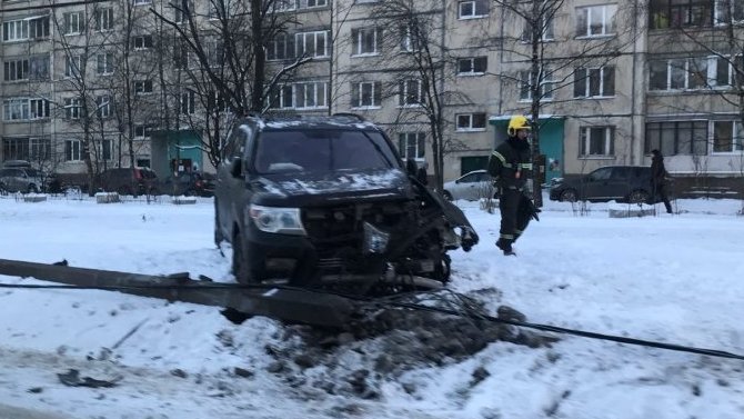 На Шлиссельбургском проспекте в Петербурге иномарка врезалась в столб