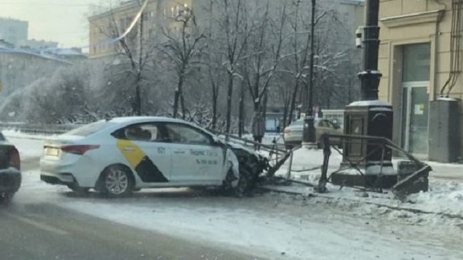 На Московском проспекте в Петербурге такси протаранило ограждение