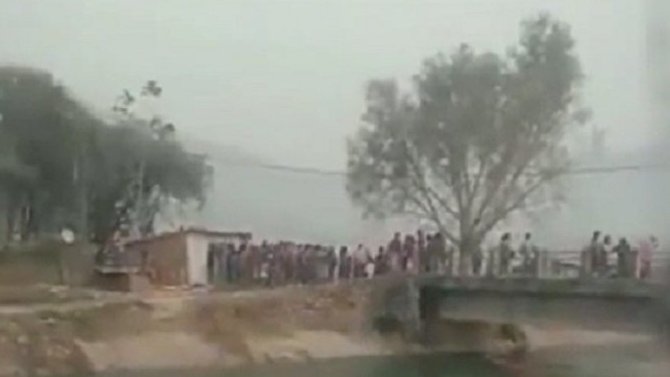В Индии утонул автобус с пассажирами – погибли более 30 человек