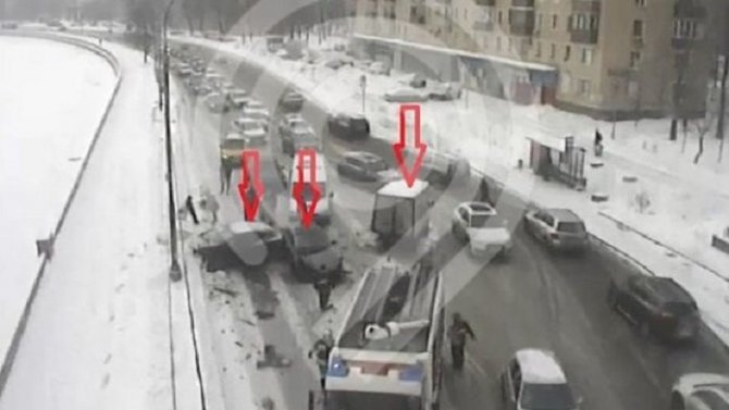 Три автомобиля столкнулись на Дербеневской набережной в Москве