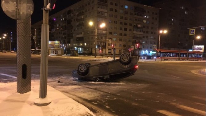 В Петербурге машина опрокинулась на крышу