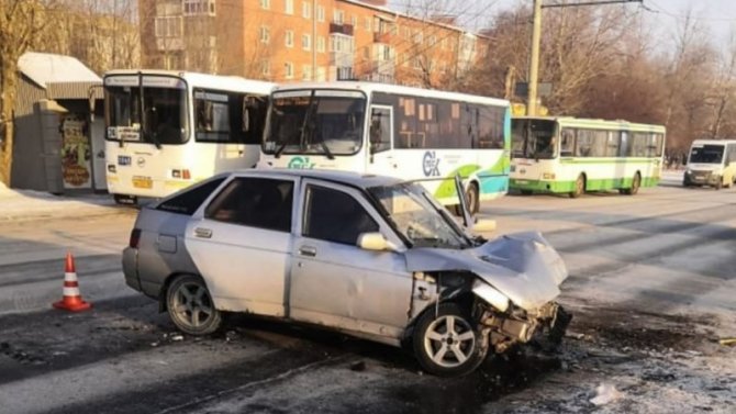 При столкновении с автобусом пострадали 3 пассажира ВАЗа
