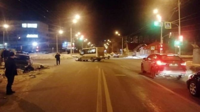 Микроавтобус в Уфе попал в аварию, пострадали 2 женщины