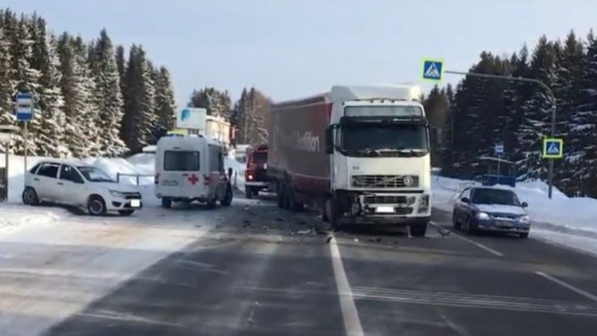 Водитель и его пассажирка стали жертвами аварии в Слободском районе Кировской области