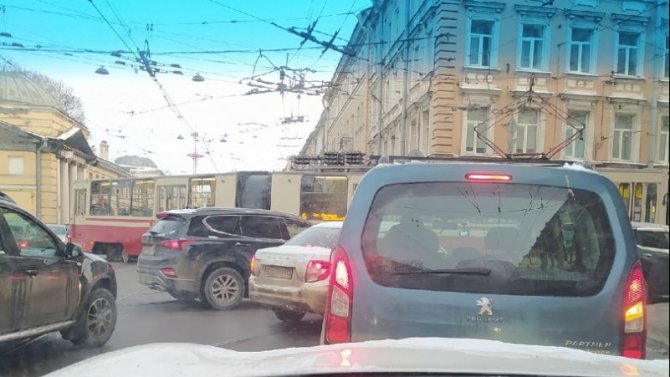 Утреннее ДТП с трамваем парализовало Выборгский район Петербурга