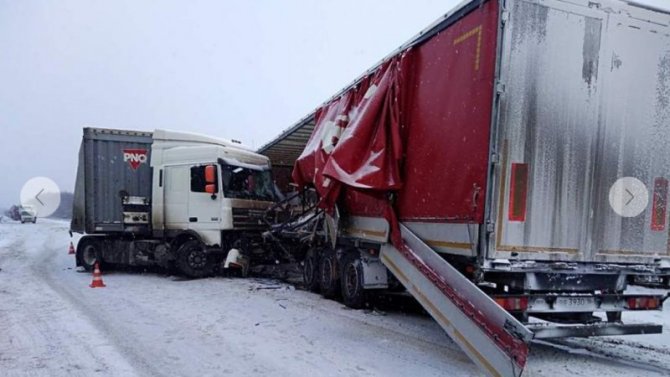 В Удмуртии произошло массовое ДТП с участием двух грузовиков и легковушки