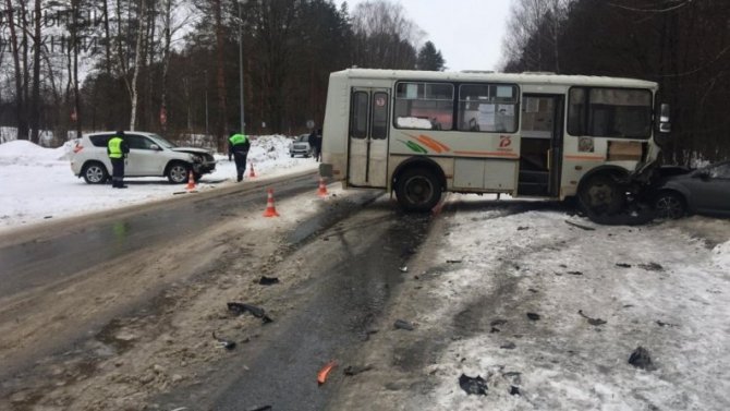 Авария с пассажирским автобусом, который не предоставил преимущество под Богородском