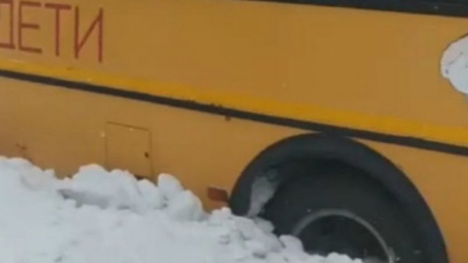 Водитель школьного автобуса из Кузбасса хотел как лучше, но закончилось как обычно – в кювете