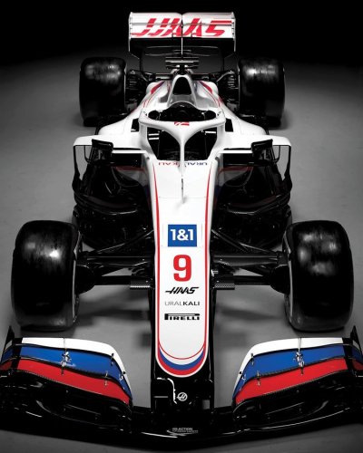 Болид Формулы-1 с цветами российского флага Шумахер