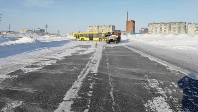 В Норильске в ДТП с автобусом и КамАЗом пострадал человек (2)