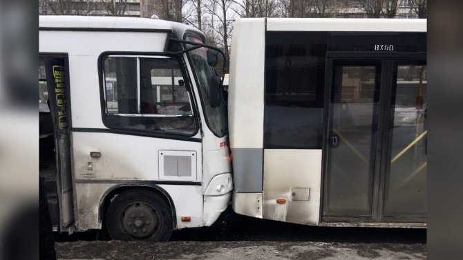 Шесть человек пострадали в ДТП с маршруткой и автобусом в Петербурге