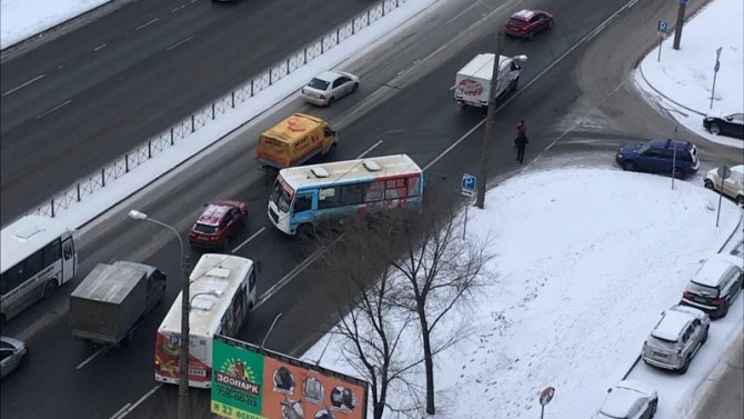 В ДТП с маршруткой на проспекте Славы в Петербурге пострадали два человека