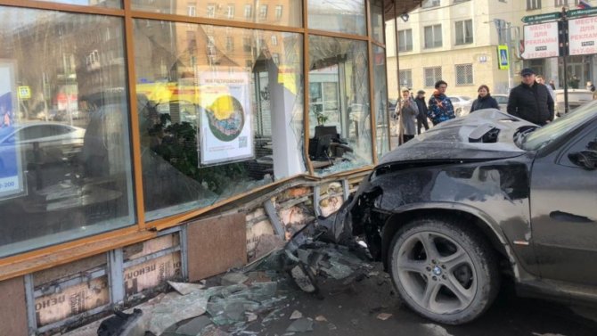 В Новосибирске BMW сбил на тротуаре двух пешеходов и врезался в здание