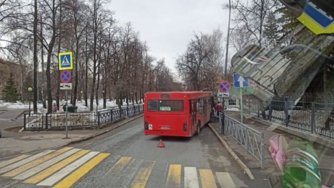 В Казани автобус врезался в дерево